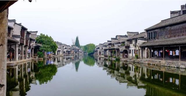 一道残阳铺水中，露似珍珠月似弓游戏画面